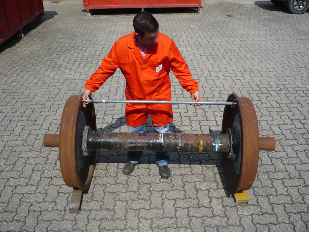 operaio-calibro-capecchisrl operaio di Capecchi srl a lavoro con un calibro ferroviario